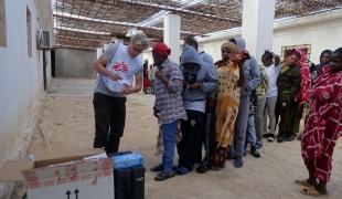 Le docteur Tankred Stoebe délivrant des soins à des femmes détenues dans un centre de détention à mi chemin entre Misrata et Tripoli.