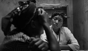 L'infirmière explique le traitement médical préconisé suite à des violences sexuelles  Centre de santé de Nyanzalé