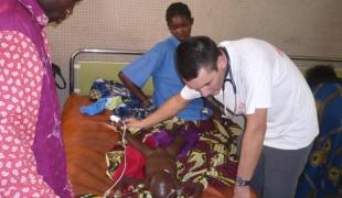 Prise en charge d'un enfant malade de la rougeole dans un centre de santé à Ouagadougou mai 2009.