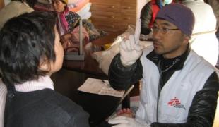 Consultation du Dr Yoshitaka Nakagawa dans un centre d'accueil de Kesennuma le 17 mars 2011