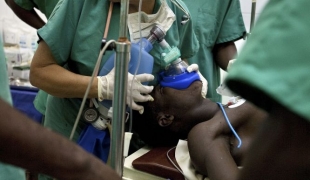 L'équipe de chirurgie dans le bloc de l'hôpital d'Abobo sud à Abidjan  19 avril 2011