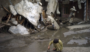 Inondations dans la vallée de Swat Pakistan été 2010. Un petit garçon joue dans la boue