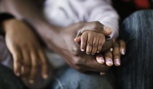 Une famille originaire du Nigéria dans le camp de Mineo en Sicile  Juin 2011