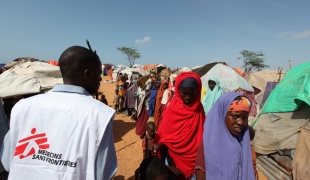 MSF poursuit ses autres projets en Somalie mais réduit de moitié son assistance dans la capitale.