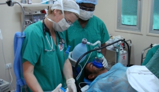 Blessé pris en charge dans le bloc opératoire de l'hôpital Kasr Ahmed (Qasr Ahmed) de Misrata