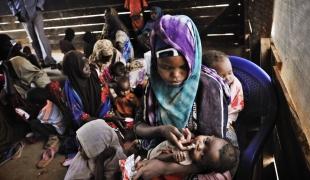 Une mère et son enfant pris en charge par MSF dans le camp de Dagahaley (Dadaab) au Kenya.