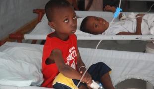 Jeunes patients atteints du choléra pris en charge par MSF en octobre 2011 à Port au Prince