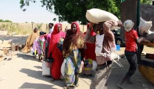 Une distribution de nourriture de MSF à des réfugiés à Maïduguri en décembre 2016.