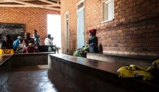 Au centre de santé Namitambo au Malawi les patients viennent chercher leurs médicaments anti rétroviraux et reçoivent des conseils sur l'observance du traitement ainsi que sur le stockage des ARV. Giulio Donini/UNITAID