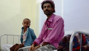 Mansoor et son fils Aseel à l'hôpital MSF dédié à la santé materno infantile à Taïz.