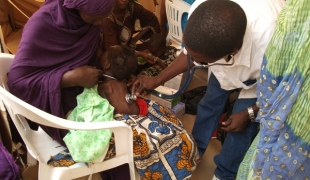 Un enfant atteint de malnutriton est examiné par le médecin MSF dans le Centre thérapeutique nutritionnel de Bogué dans la région de Brakna en Mauritanie  Mai 2012.