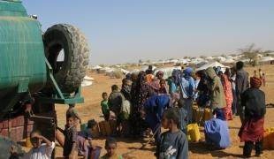 Des réfugiés attendant de recevoir de l'eau dans le camp de Mbera en Mauritanie.