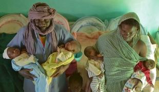 Les quadruplés nés en janvier avec leurs parents dans le camp de Mbera Mauritanie en mars 2014.