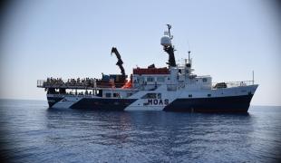 MSF et le MOAS ont lancé le 2 mai une opération commune de recherche de sauvetage et d'aide médicale en Méditerranée centrale entre l'Afrique et l'Europe. L'opération se déroulera de mai à octobre où il est attendu que des milliers de migrants ri