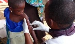 petite fille se faisant vacciner au cours de la campagne de vaccination MSF dans la région des hauts plateaux autour du Minova