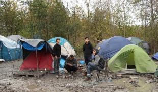 Des réfugiés dans le camp de Grande Synthe.