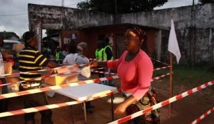 Distribution de médicaments antipaludéens à Monrovia Armelle Loiseau/MSF