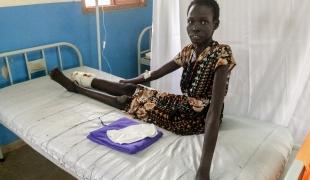 Nyekuony a été mordue par un serpent. Elle atten d'être opérée par un chirurgien MSF.