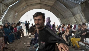 Des patients syriens attendent devant le dispensaire de MSF dans le camp de réfugiés de Domiz en Irak  novembre 2013.