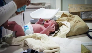 4 août 2014 : Ayla Hamdo 3.200 kg et 62 cm est le premier bébé né à la maternité du camp de Domiz