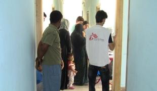 Triage des patients avant la consultation médicale dans le camp de Baharka Kurdistan