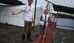 Construction du centre MSF de traitement Ebola à Monrovia Libéria.