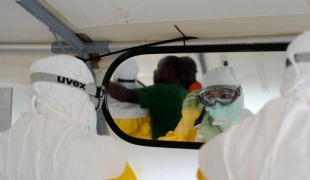 Une infirmière vérifie son équipement avant de pénétrer dans la zone à haut risque d'ELWA 3 centre MSF de gestion de l'Ebola à Monrovia Liberia  Septembre 2014