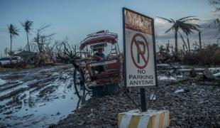 Tacloban  enfant dans un rickshaw abandonné