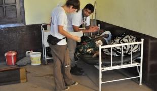 Equipe mobile d'urgence MSF à Bouar novembre 2013