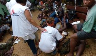 Médecins Sans Frontières (MSF) appelle toutes les parties actuellement en conflit en République centrafricaine (RCA) à permettre aux blessés et aux malades de pouvoir accéder en toute sécurité aux soins médicaux dont ils ont vitalement besoin. MS