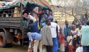 Réfugiés centrafricains partant pour le Cameroun