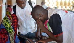 Dispensaire mobile MSF pour les populations musulmanes déplacées à l'église de Carnot  Février 2014
