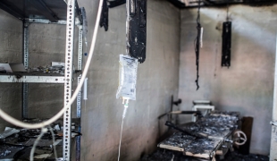 L'hôpital MSF de Leer au Soudan du Sud incendié lors de l'attaque de la ville en janvier 2014. Michael Goldfarb/MSF