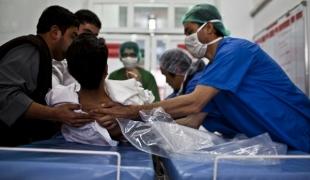 Afghanistan : prise en charge d'un jeune homme blessé à kunduz