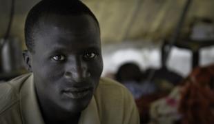 Younassa Lifa Lenya réfugié aujourd’hui employé comme infirmier à l’hôpital de campagne de MSF à Doro. Soudan du Sud Mars 2012.