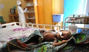 Le pic annuel de malnutrition a commencé au Sahel. Dans certaines régions l’augmentation des prix sur les marchés des épidémies et une situation politique instable rendent la situation encore plus difficile.Un million d’enfants sévèrement malnu