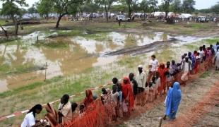 Personnel MSF examine les soudanis transférés au camp de Batil