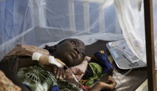 Une jeune fille souffrant de la maladie du sommeil traitée à l'hôpital de Mboki RCA