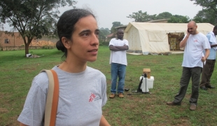 Kagadi (district de Kibaale ouest de l’Ouganda). Ebola est une maladie rare mais Olimpia de la Rosa (née à Madrid en 1972) la connaît bien.