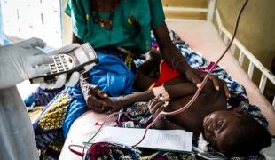 Soins intensifs dans un centre MSF à Guidan Roumji Niger. Octobre 2012.