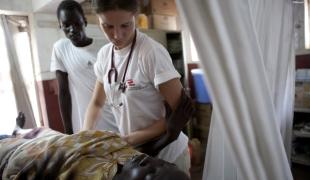 MSF a mis en place dans le camp de Nyori un centre de santé avec une unité d'hospitalisation et une pharmacie
