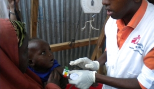 Centre nutritionnel MSF de Warshadaha à Mogadiscio. Dépistage de la malnutrition chez un enfant déplacé.