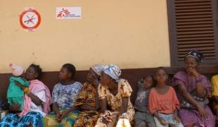Patients attendant d'être reçus en consultation centre de santé de Damara janvier 2013