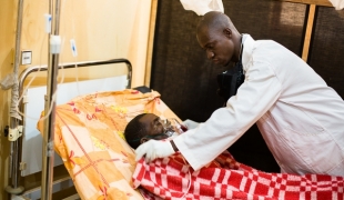 Février 2013. Soins intensifs à l'hôpital de Tombouctou.