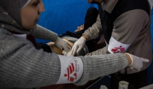 Les équipes MSF traitent un blessé syrien dans le nord de la Syrie.