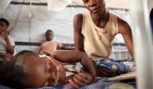 Depuis des décennies la République démocratique du Congo est en proie à des épidémies de rougeole avec une forte réapparition de la maladie depuis 2010. Les équipes de Médecins Sans Frontières (MSF) interviennent régulièrement dans tout le pay