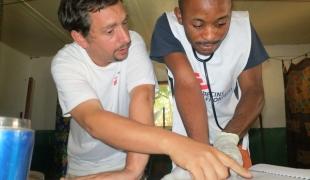 Docteur Thomas Mollet  chef de mission au Katanga analyse les registres d'admissons avec un collégue infirmier.