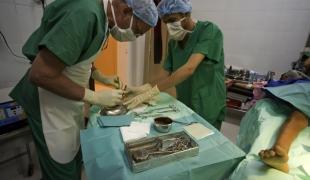 Intervention chirurgicale à l'hôpital de Khameer (Amran) octobre 2010