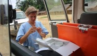 Le Dr. Sironi préparant le matériel et l'équipement nécessaires pour l'assainissement d'une maison contaminée par l'Ebola à Ituku (9 km au sud de Lokolia).