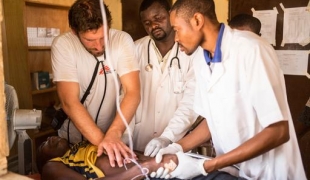 Prise en charge d'un patient au centre de santé Lazaret à Niamey.
